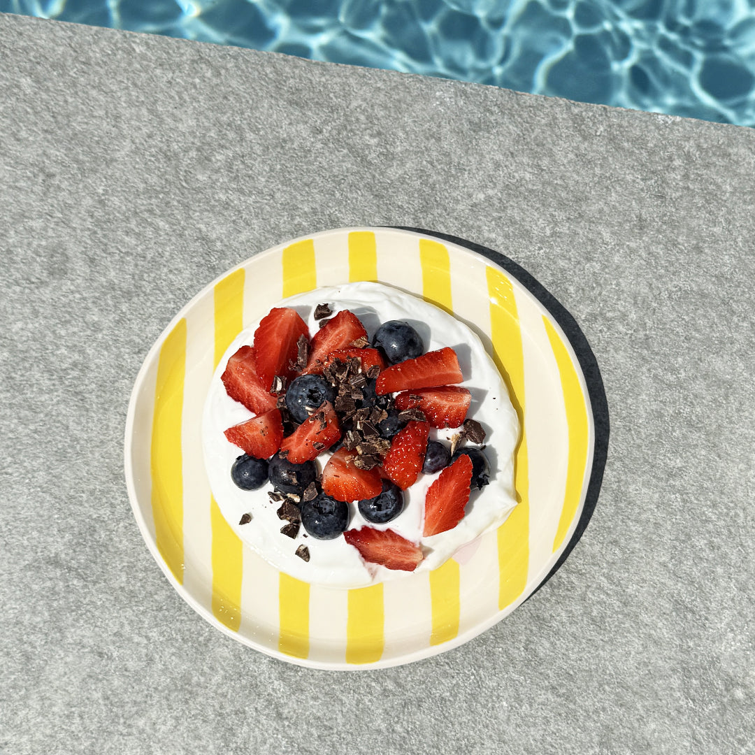 Petite assiette à rayures jaunes